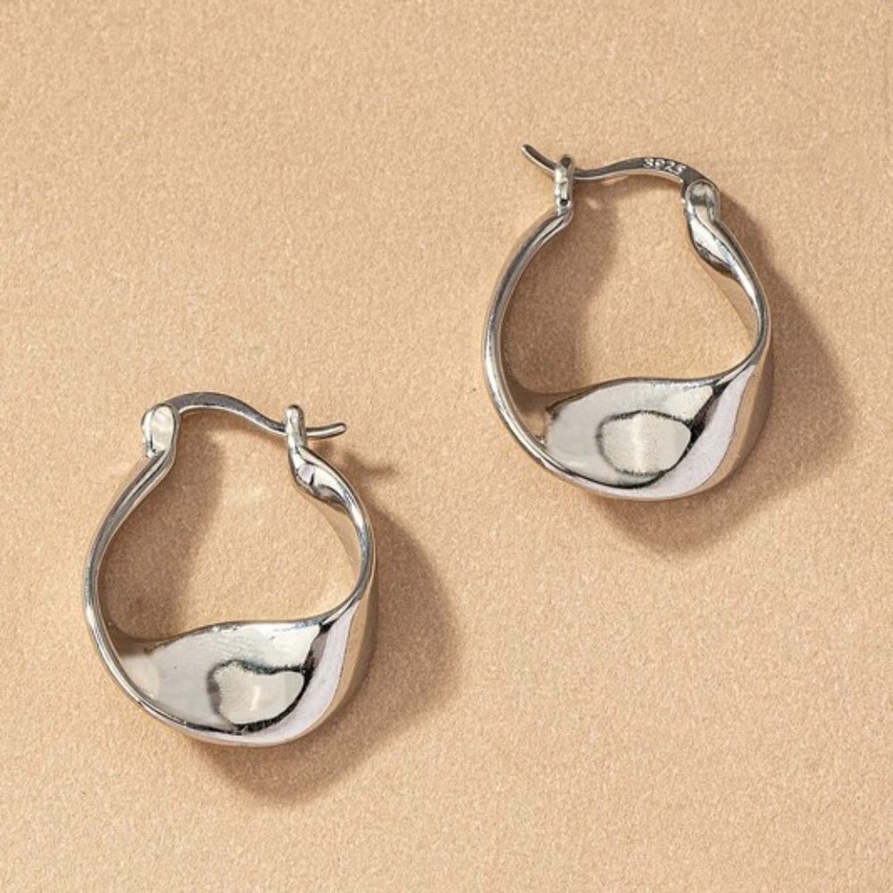 1 Left Amiri Silver Twisted Hoop Earrings 20$
